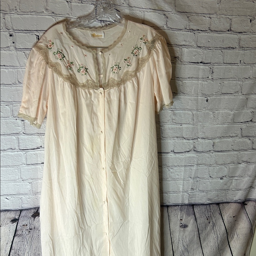 Vintage Barbizon nightgown made in the USA. Size tag is cut out